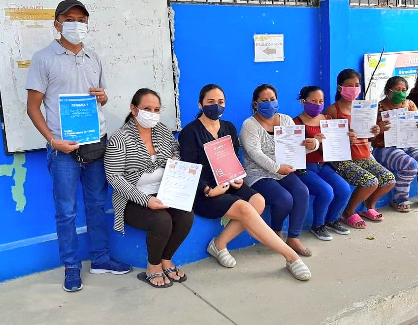 EducacionZ5_Ec's tweet photo. #AprendemosJuntosEnCasa | @grace_lolin, directora Distrital de la Libertad - Salinas, realiza la entrega de las fichas pedagógicas a los representes de la UE 12 de Julio del cantón La Libertad. Hemos implementado medidas para que los estudiantes avancen con su aprendizaje. https://t.co/ZKZN6k6jeC