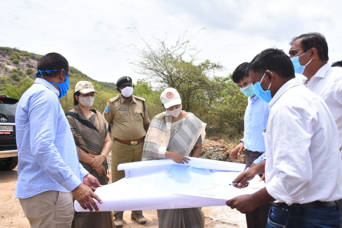 SMallenki's tweet photo. సిరిసిల్ల పట్టణంలో అర్బన్ పార్క్ ఏర్పాటుకు మధ్యమానేరు జలాశయం బ్యాక్ వాటర్ సమీప ప్రాంతాలను పరిశీలిసున్న సీఎం ఓఎస్డీ శ్రీమతి ప్రియాంక వర్గీస్.
#WeNeedToPlant #6thPhase
@HarithaHaram #DreamsComingTrue #HarithaTelangana #MostLivableState #EachOnePlantOne https://t.co/rBH3NS3Eme https://t.co/dU0WrFG2o1