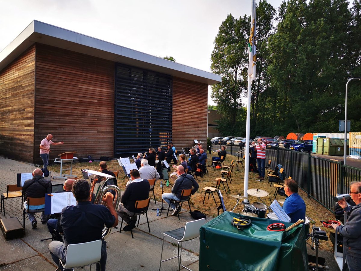 Yes, we mogen weer! DVS on Stage heeft haar eerste repetitie na corona-maatregelen. Gelukkig met het hele orkest maar wel met de bekende maatregelen. 1,5 meter,  buiten en ook het clubhuis aangepast aan de anderhalve meter maatschappij. Na bijna drie maanden een heerlijke avond!