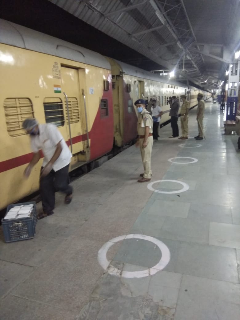 dtmjat's tweet photo. Dinner Meal prepared by Commercial Staff being provided to passengers aboard Shramik Special Train from Benaras to Udhampur at Jammu Tawi Rly Stn on 3rd June
@diprjk @kansalrohit69 @PIBSrinagar @PiyushGoyalOffc @RailwayNorthern @drmfzr @srdcmfzr @shridhar_ips @IRTSassociation https://t.co/sSXQv6yrmG