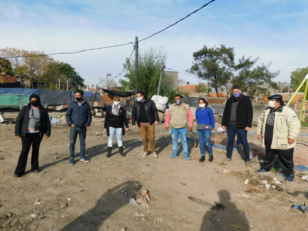danimenendezok's tweet photo. Recorrimos Villa Itatí junto al diputado nacional @JCAlderete_CCC y la concejal de Quilmes @iribarnepato. Visitamos comedores del barrio donde se asiste a diario a cientos de personas. Trabajamos en conjunto desde diferentes movimientos populares para enfrentar la pandemia. https://t.co/4swT1dUlRX