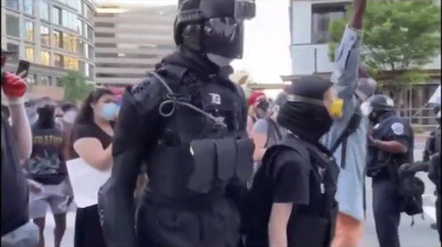 shilloka's tweet photo. bro anonymous and the spec ops guy baggin any girl, single or taken https://t.co/1JFnSbLgVx