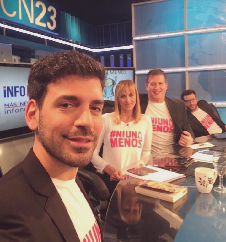 Hace 5 años, en la primera #NiUnaMenos hacíamos el programa con la camiseta puesta, con <a href="/KarincohenOk/">Karin Cohen</a> <a href="/pablo_messina/">Pablo Messina</a> y <a href="/nofumarx/">Zoe Zoe ✡🚲🎾</a>