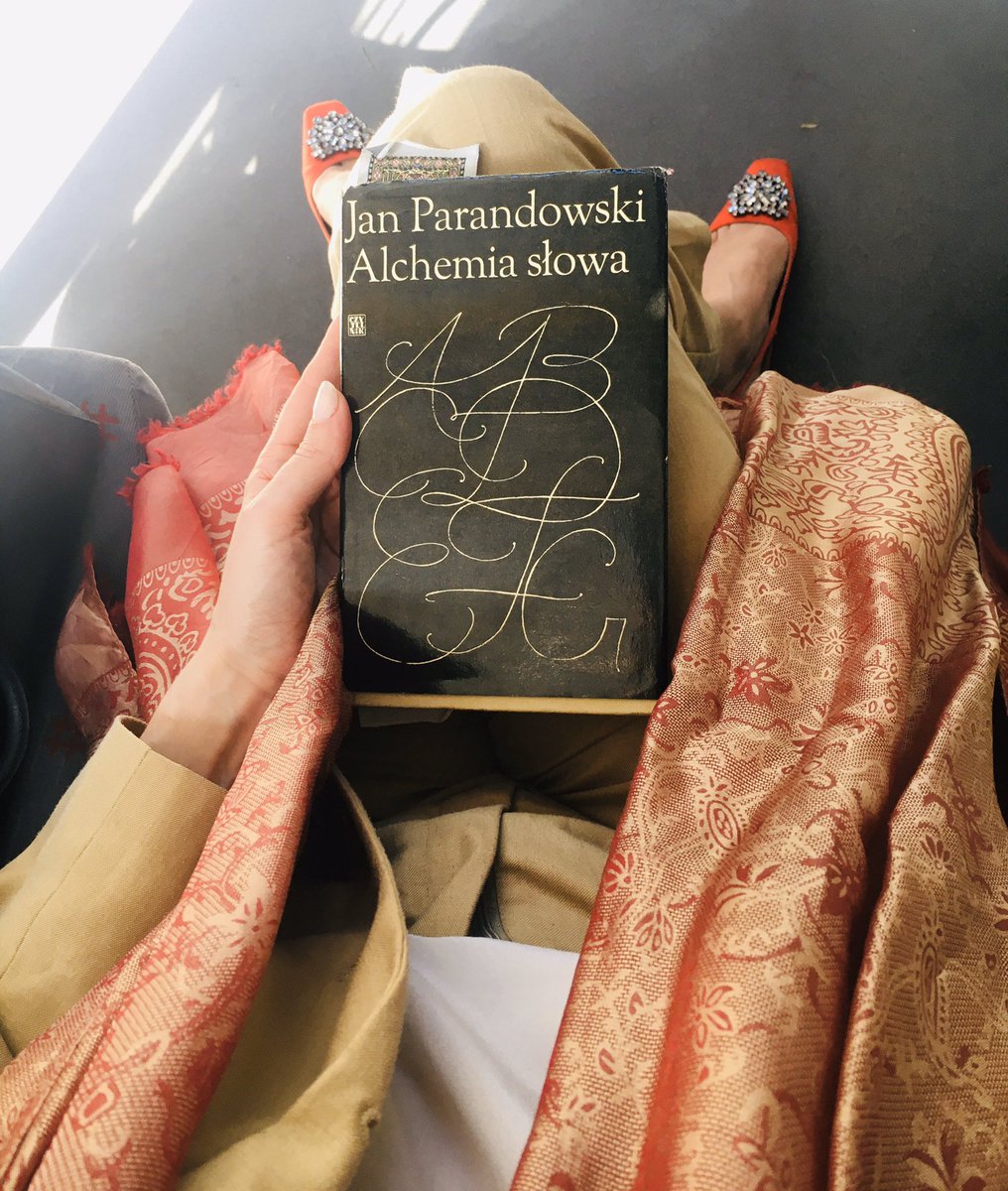 MajaNabzdyjak's tweet photo. „Magiczna siła słowa tkwi w jego zdolności wywoływania obrazów.Jest niewidzialnym znakiem rzeczy spostrzeganych zmysłami. Na jego zaklęcie pojawiają się osoby, przedmioty dalekie lub nieistniejące, a bliskim i obecnym daje ono prawdziwą rzeczywistość.”
#TerazCzytane #Parandowski https://t.co/zJF6kIMt1W