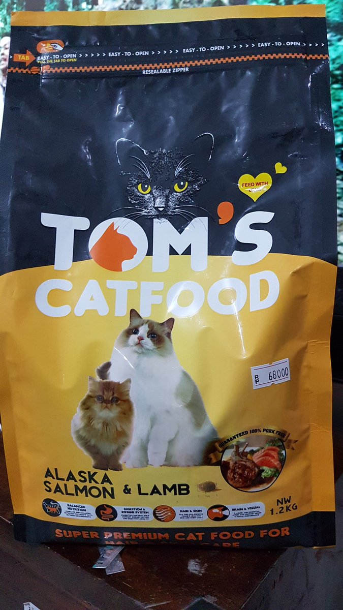 Tergoda dgn promo di petshop itu emang nyata. Tapi kali ini adik yg tergoda. Rasanya kayak meyakinkan ya walau kalau dipikir salmon campur lamb pasti aneh.Tapi yg penting no pork ya, Bunda.