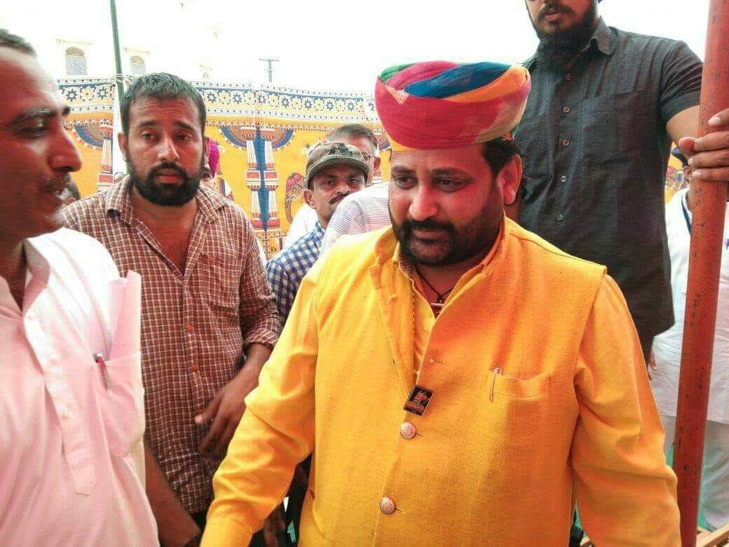 ThebasiyaTimes's tweet photo. कुछ दिनों से अस्वस्थ होने के कारण आपके फोन/मेसेज का जवाब नहीं दे पाया उसके लिए क्षमा प्रार्थी हूं कल आपके साथ सुबह 10 बजे लाइव रहुंगा ।

सुखदेव सिंह गोगामेड़ी
श्री राष्ट्रीय राजपूत करणी सेना https://t.co/j1NG0gAGqQ