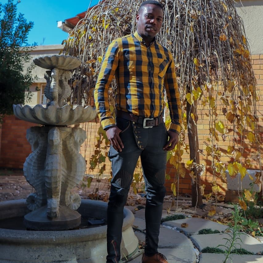 DhooSauce's tweet photo. Guys I need 2k RT's to be a first male model for @Kabzagraphics so please tell a friend to just RT, I'm tired of paying for pics https://t.co/0YRwdbtRAt