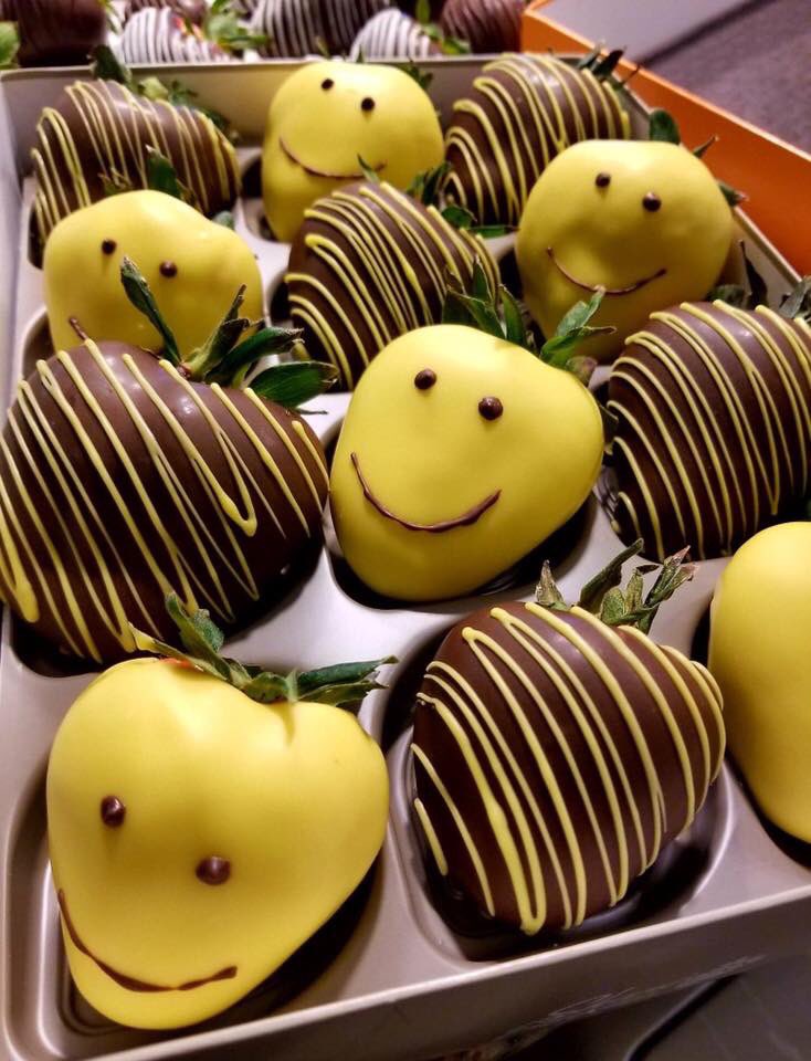 DippedFresh1's tweet photo. SMILE!  You can send some positive vibes to friends, family or coworkers today!   Give us a call today!  

#DippedFresh #chocolatecoveredstrawberries #chocolate #chocolatecoveredoreos #strawberries #valentinesday #cupcakes #candyapples #sweets #chocolatecoveredpretzels #dessert https://t.co/e6UUxdZJ6R