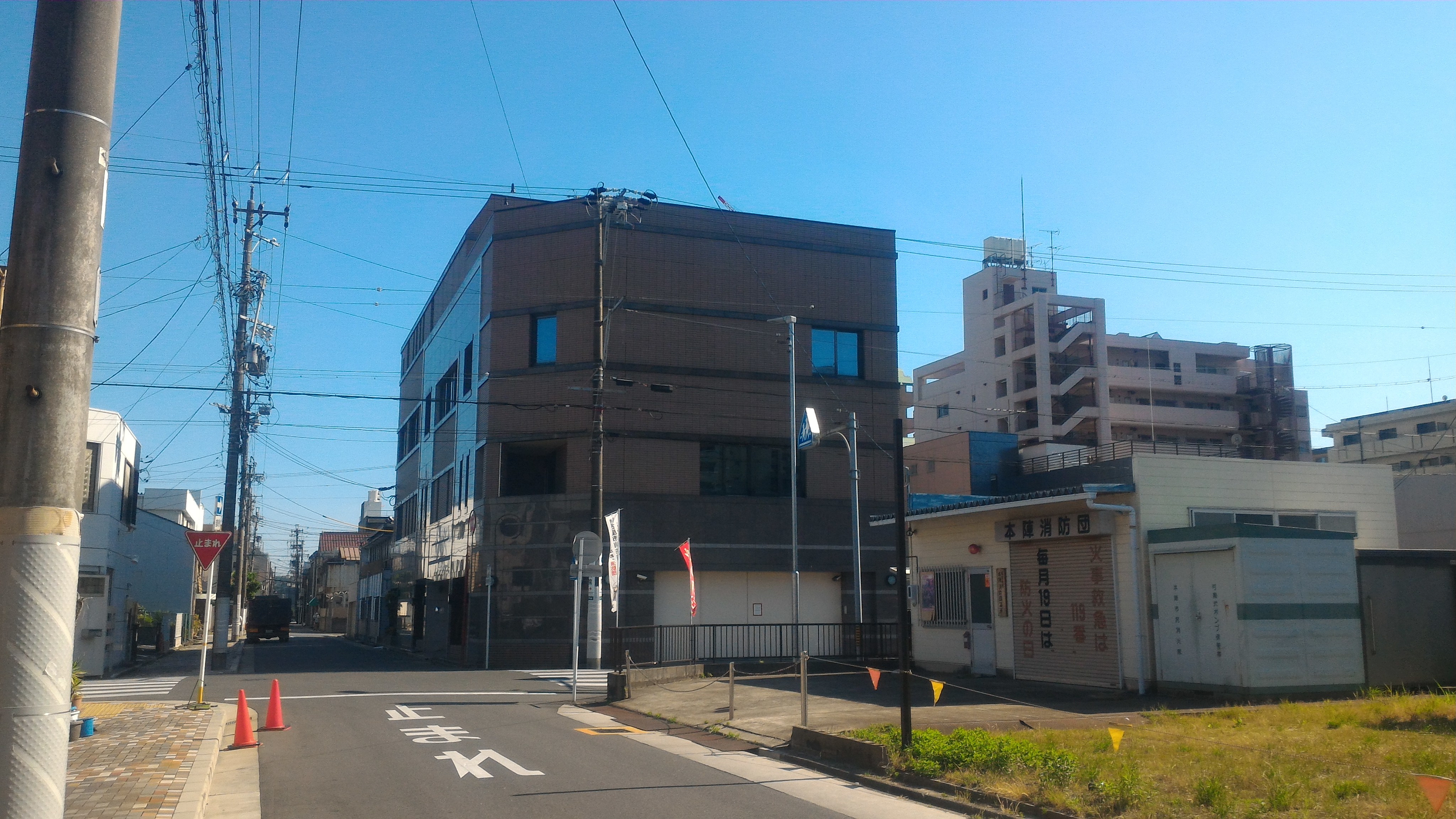 Twitter 上的 希流 稲葉地一家はもともと名古屋では有力な独立した博徒系暴力団でかつては山口組に対抗して他団体とともに中京五社会を結成し山口組 に対抗しましたが 名古屋抗争をきっかけに中京五社会は解体し稲葉地一家も弘道会の傘下となりました 巨大な事務所は