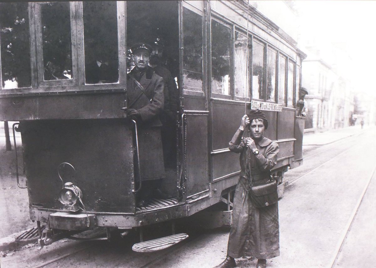 Retour dans les rues de #Tours au début du XXe siècle. 🧐

Place Rabelais, le personnel de la compagnie des #tramways pose lors d'une halte sur la ligne reliant l'actuelle place Anatole France à Liberté. 🚋

💡Le voyage dans le temps se prolonge ici 👇
letramdetours.net/premierstramwa…