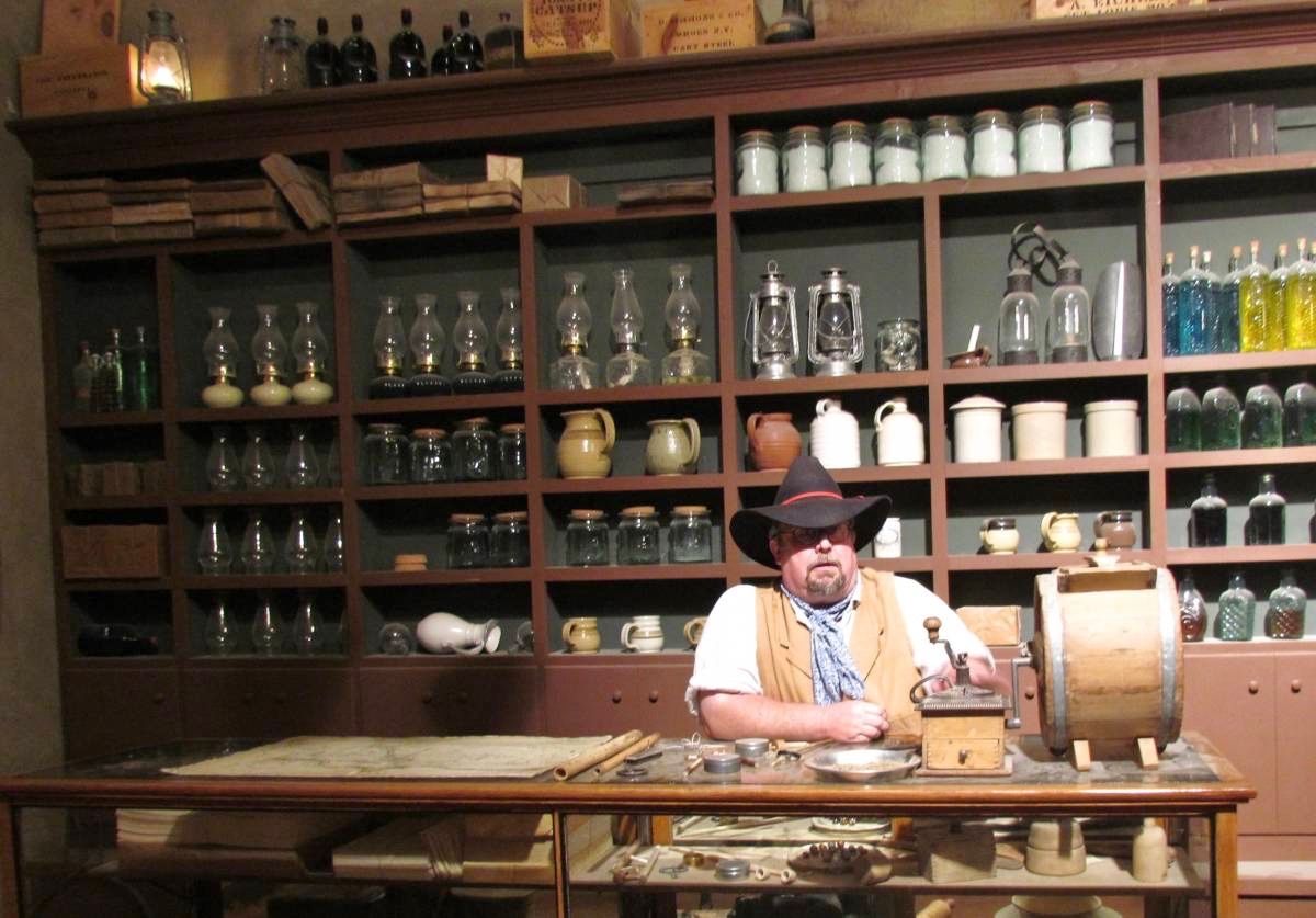 ourboomerblog's tweet photo. It’s hard to beat a good old road trip.
At the National Oregon/California Trail Center the staff are dressed in period costumes.
What are some of the most unexpected treasures you have discovered on a road trip?
@visitidaho
#visitlikealocal #oregontrail #californiatrail https://t.co/I1MksaHaq9