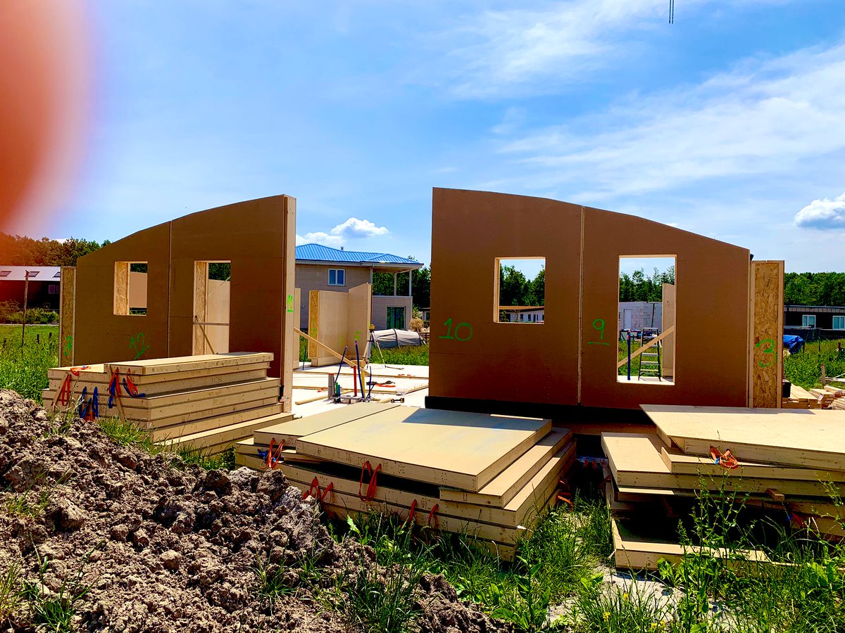 De prefab strowanden staan overeind van #BioHouse2 ontwero <a href="/Arc2architecten/">Arc2 architecten</a> Aannemer <a href="/TimberLiving/">Timberliving</a> leverancier @prefabstrobouw arc2.nl/projecten/wone…