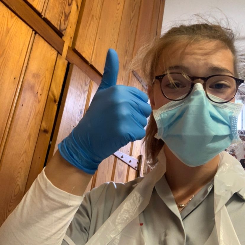 ShiplakeCollege's tweet photo. Year 13 student, Hattie Austin has been helping vulnerable and elderly people in isolation during lockdown in her spare time, and her roles include cooking, dog walking or just being there for a chat. Find out more here https://t.co/is55QiiuW6 #Shipakeathome #ShiplakeFamily https://t.co/eSbBfLI7z3