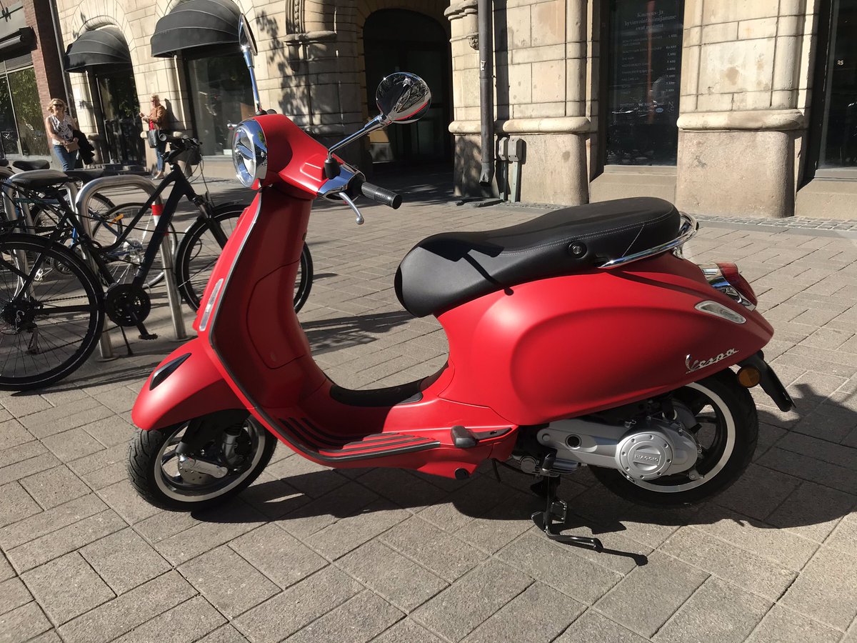candolin2's tweet photo. #Vespis haluaa shoppailla at @StockmannFI 😎 Rupeaa olemaan stokkan vanha tuttu. Samalla haetaan herkulta ruokaa. https://t.co/wdrNpxZOaB