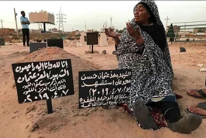dr_Loai9's tweet photo. الناس الصابره سنين
بالحاله المادغريه
القابضه الجمره في ايدها
والجمره تلهلب حيّه
لا قادره الجمره تقييده
ولا دايره تولع  هيّه
يا قلبي بلاش نستعجل
في الدرب شويه شويه
واصلين الما بتاجل
اليوم الشمسوا قويه~
#حميد
#مجزرة_القيادة_العامة 
#يوم_الشهيد https://t.co/7tV0yedy3X