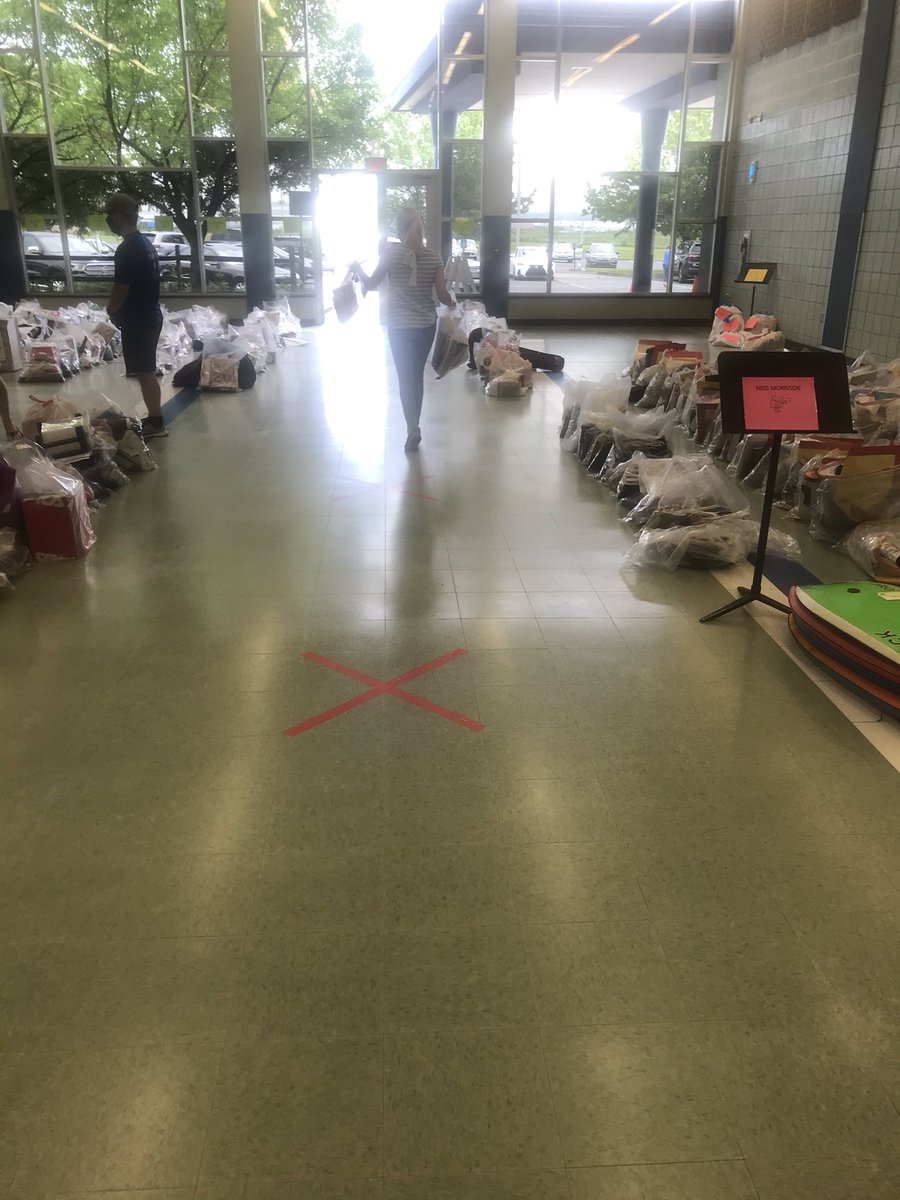 MrsClowser's tweet photo. NAIS pickup is in full swing! Great work everyone! @jjy18067admin #aNAISing #NASDtogether https://t.co/64hL10AXZy