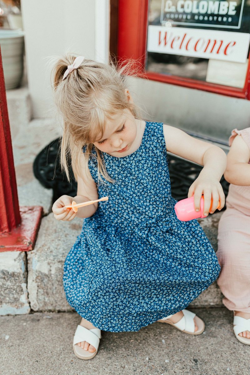 little_kids_inc's tweet image. Testing out our No Spill feature. 
Tip it upside down.. It’s no Spill!
Photo credit Lauren Del Bene Photography 
#nospill #fubbles #bubbles
Get yours here: ow.ly/1bau50zURO2