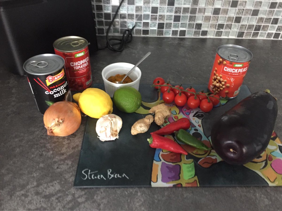 BlacklandsPS's tweet photo. 🌈Mrs Main is having a rainbow meal for dinner tonight! It won’t be that colour after she’s made it but it started off as a rainbow! Another 100 points for #TeamEYC! 🧡 https://t.co/0PZ2YDgh1a