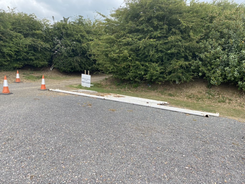 HuntersTownFC's tweet photo. 3 full sets of 11v11 goal posts free to a good home, before they are cut up for scrap - please DM us for collection details (cross bars are 24ft long) please note these are NOT kite marked so while ok training unlikely ok for league matches 
@utdcos 
@PDFLUK 
@HuntsFA https://t.co/zSoqcTPg5c