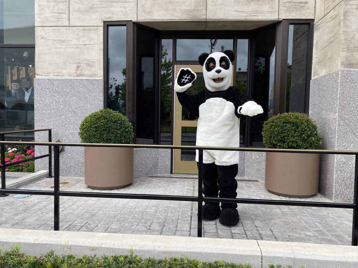 laughingplace's tweet photo. Lots of characters are out for their “not so closeups” #universalorlando #hashtagpanda https://t.co/HtzUs7zKiX