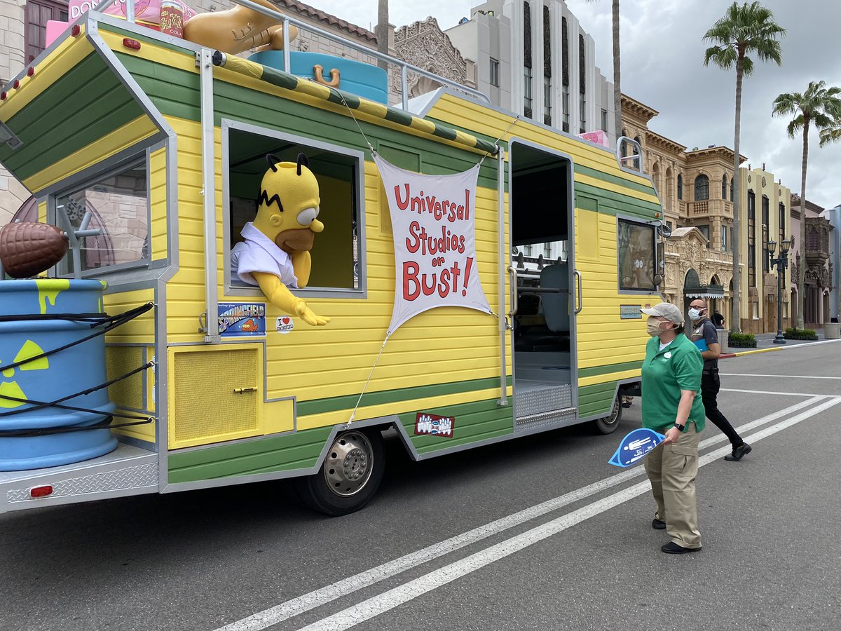 laughingplace's tweet photo. Lots of characters are out for their “not so closeups” #universalorlando #hashtagpanda https://t.co/HtzUs7zKiX