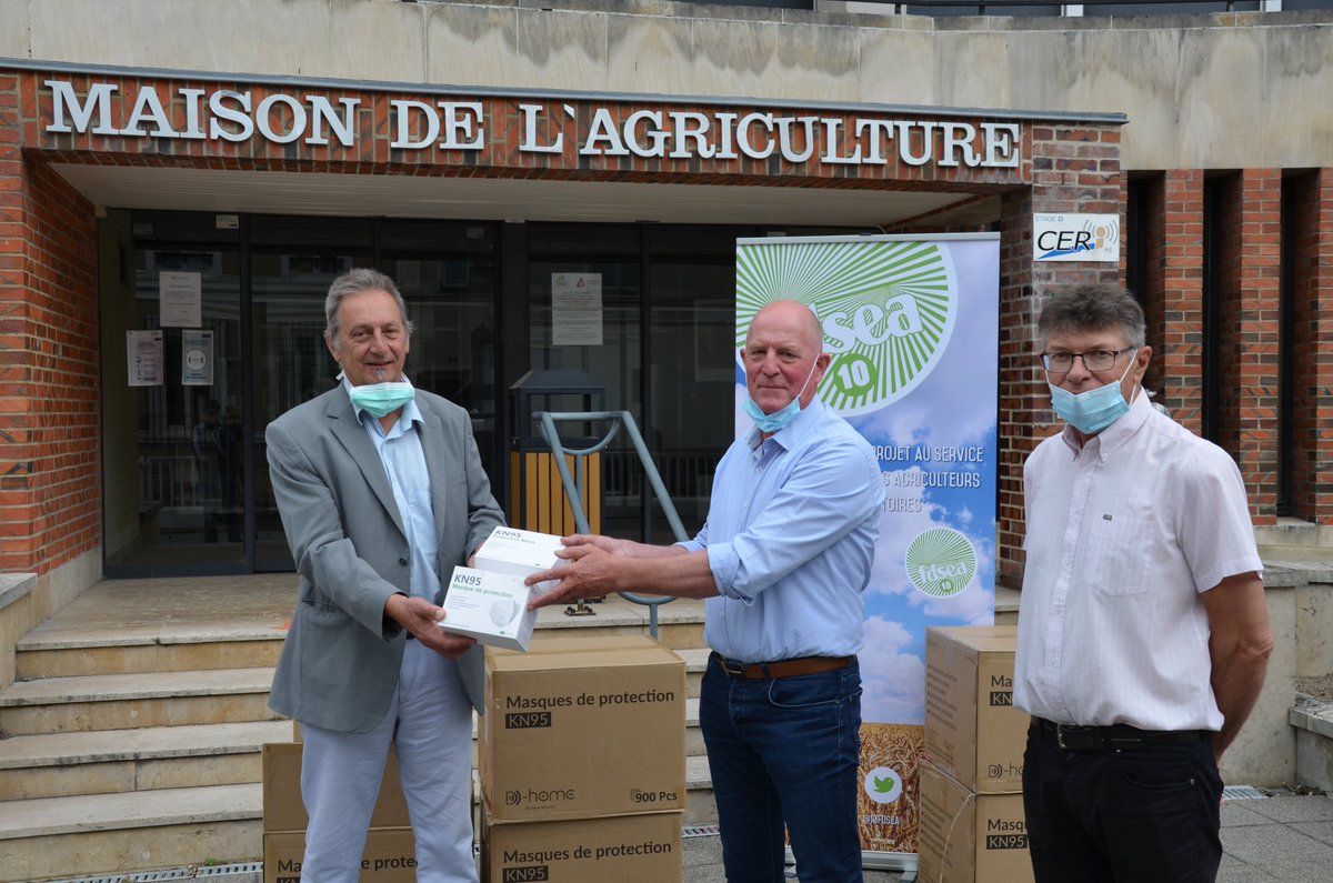 fdsea_10's tweet photo. C'est avec une immense fierté que @hospital_joel et Hubert Prot, respectivement Pdt et VP de la #FDSEA10, ont remis, au nom des agriculteurs aubois, un don de 4000 masques #FFP2 à Didier Bregeaut, VP de l'Ordre des Médecins de l'Aube. @ordre_medecins @FNSEA @TerresVignes10 https://t.co/4aa4T4ySc1
