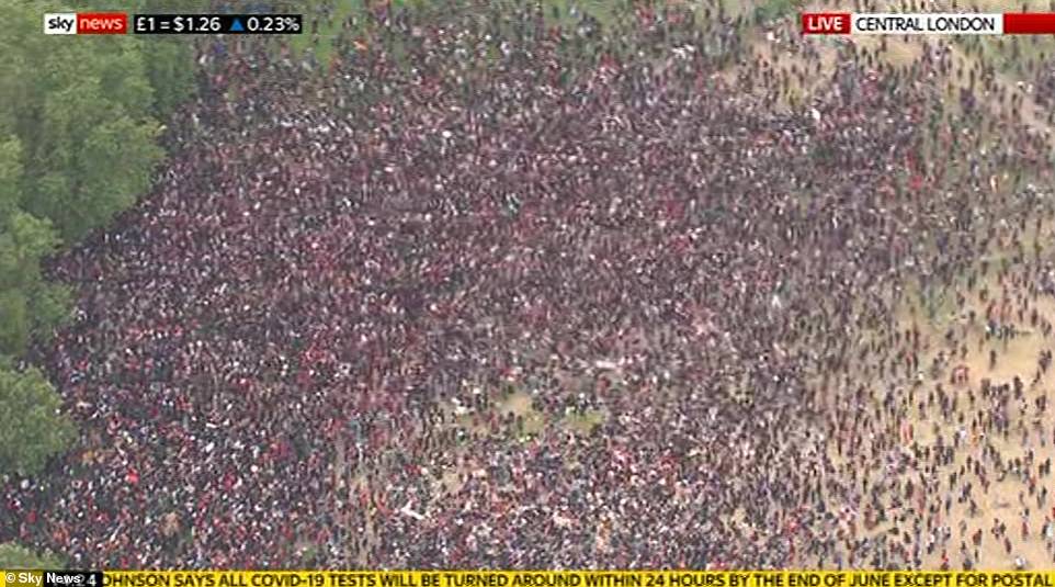 I fully support the peaceful #GeorgeFloyd protest in Hyde Park right now.
But the total absence of any social distancing by the 1000s of people protesting is insane.