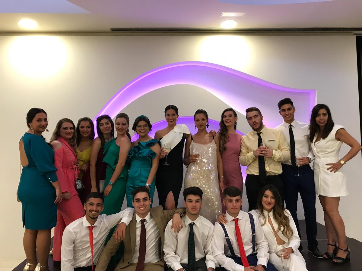 aleejaandra7's tweet photo. Hoy hace un año me estaba graduando, bachillerato me ha dado momentos y personas súper especiales para mi, pero tú siempre serás mi favorita 🥰 @celestelosada https://t.co/2SJa4T9y8i