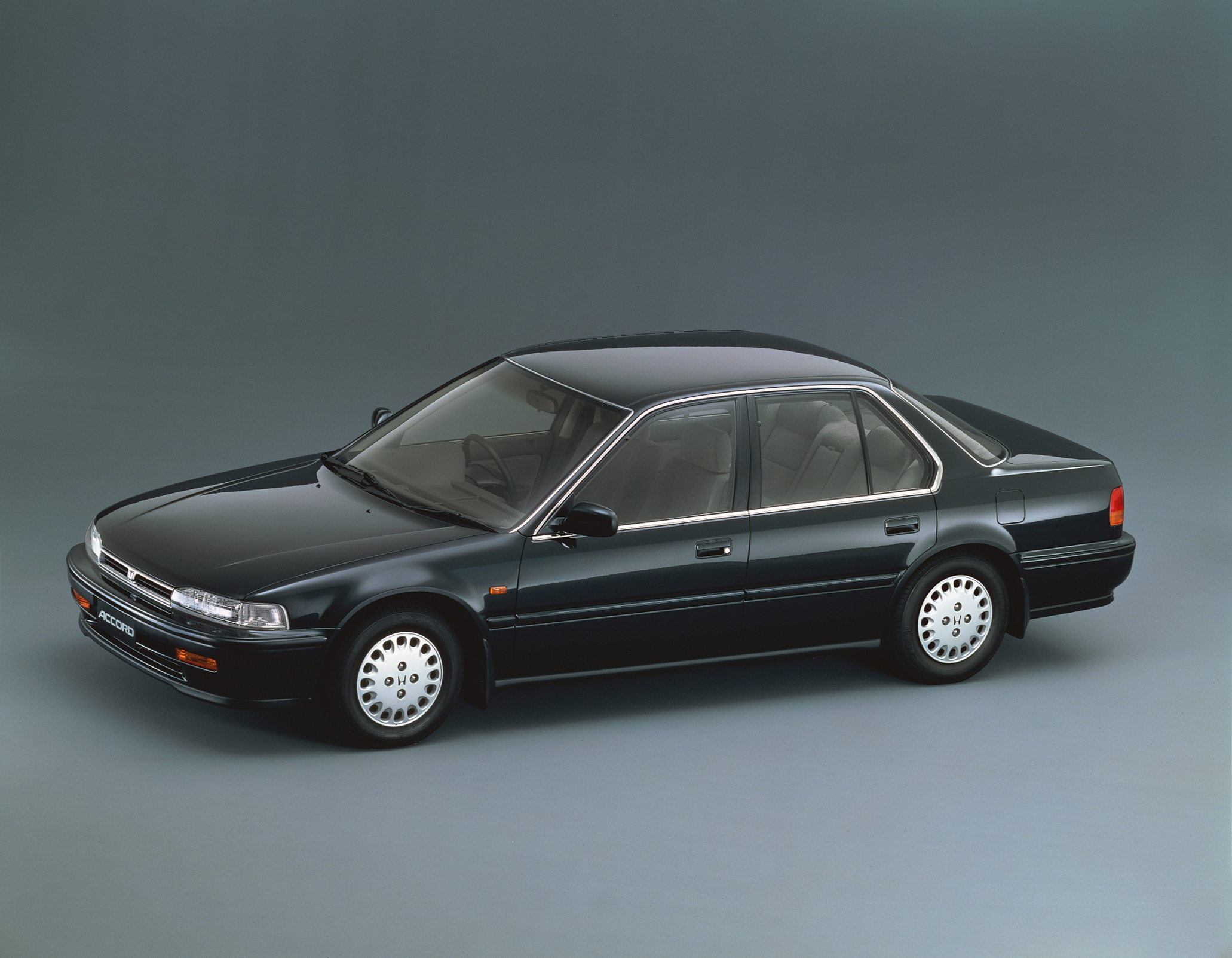 Honda History 歴代ホンダ車 1990年代 アコード セダン 2 0 Exl 91 1991年7月 サイドプロテクションモールをメッキからボディ同色とするなど変更し マイナーモデルチェンジ 2 0lモデル Exl 水冷直列4気筒sohcエンジン 排気量1 997cc 最高