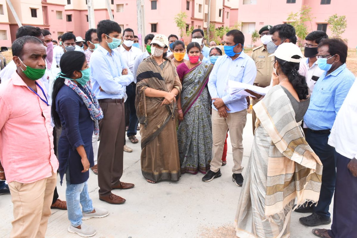 Collector_RSL's tweet photo. తంగళ్ళపల్లి మండలంలోని మండేపల్లి లో నిర్మించిన రెండు పడక గదుల గృహ సముదాయం ఆవరణలో ప్లాంటేషన్ ను పరిశీలిస్తున్న సీఎం ఓఎస్డీ శ్రీమతి ప్రియాంక వర్గీస్.
#WeNeedToPlant #2bhk #6thPhase
@IndiaMGNREGA @HarithaHaram #DreamsComingTrue #HarithaTelangana #MostLivableState #EachOnePlantOne https://t.co/48huT2qW0g