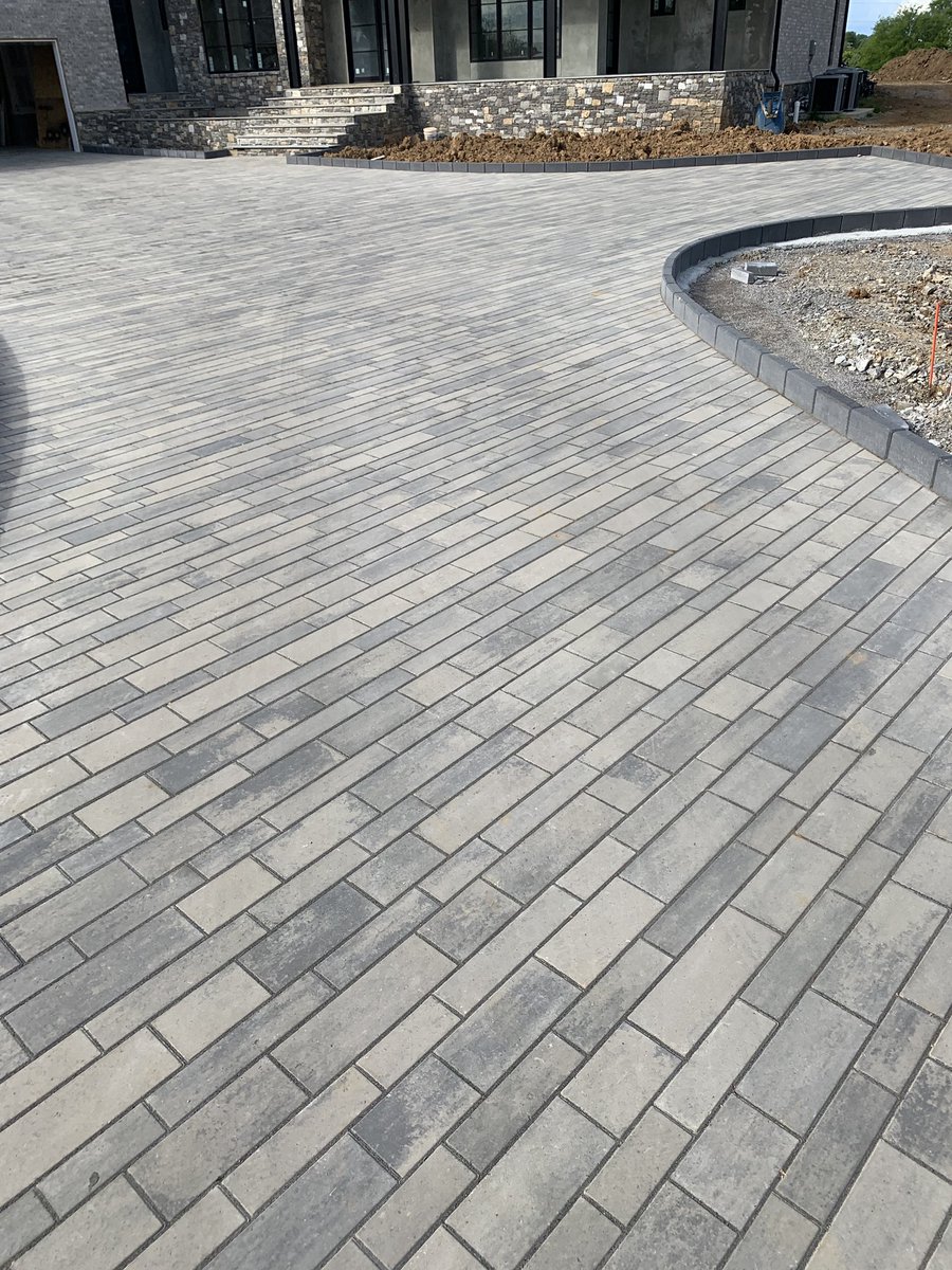 #LineaPavers for days! This massive project was beautifully installed by our <a href="/techobloc/">Techo-Bloc</a> expert <a href="/paver/">Bob Paver</a>.pros! 💪🏻💪🏻💪🏻

This 5,000 sq ft job includes both Small and Large Rectangles in our Linea, and borders by our #Raffinato edging!