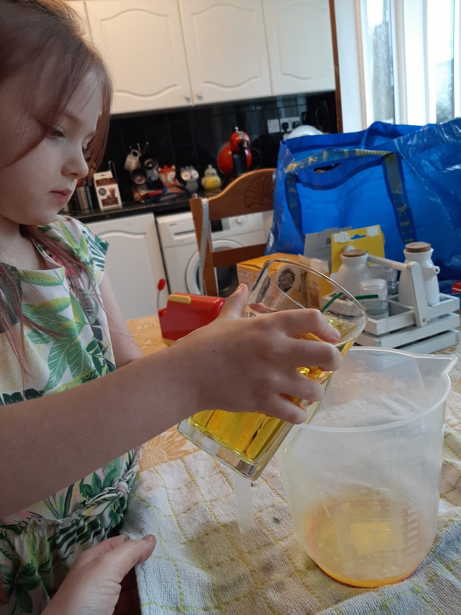 joanneaj39's tweet photo. @Class1C_ws cleo guessed that it would take 3 glasses to fill the 2000l jug . It took 5 glasses https://t.co/fmMifq2pF8