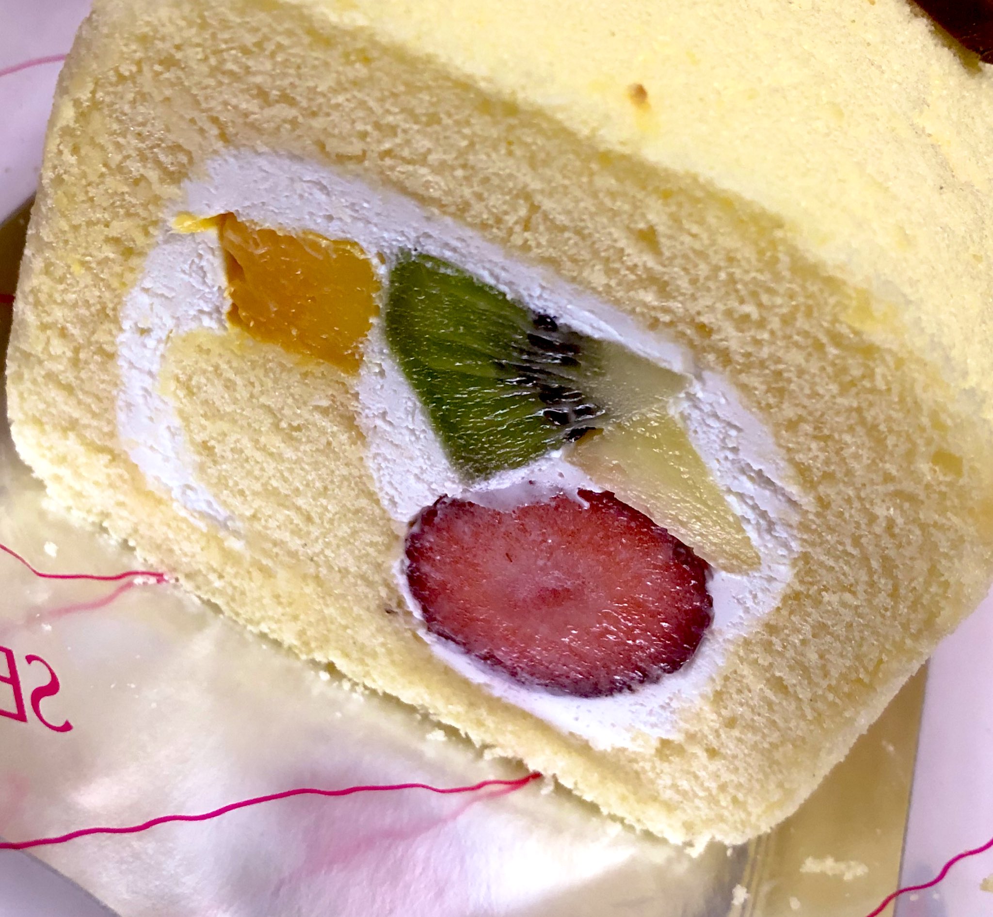 くろ モーモー工房 千疋屋のフルーツロールケーキ 生地とクリームもさることながらフルーツがうーまーいーぞー T Co Lsbgoolluq Twitter