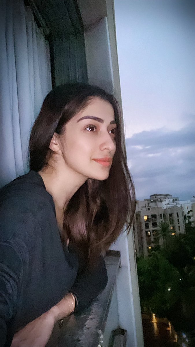 iamlakshmirai's tweet photo. Looking at the brighter side ๐
Gloomy and lazy day ๐๐ปโโ๏ธ #iLoveRains ๐ #NisargaCyclone #MumbaiRains https://t.co/qEBSauw74E