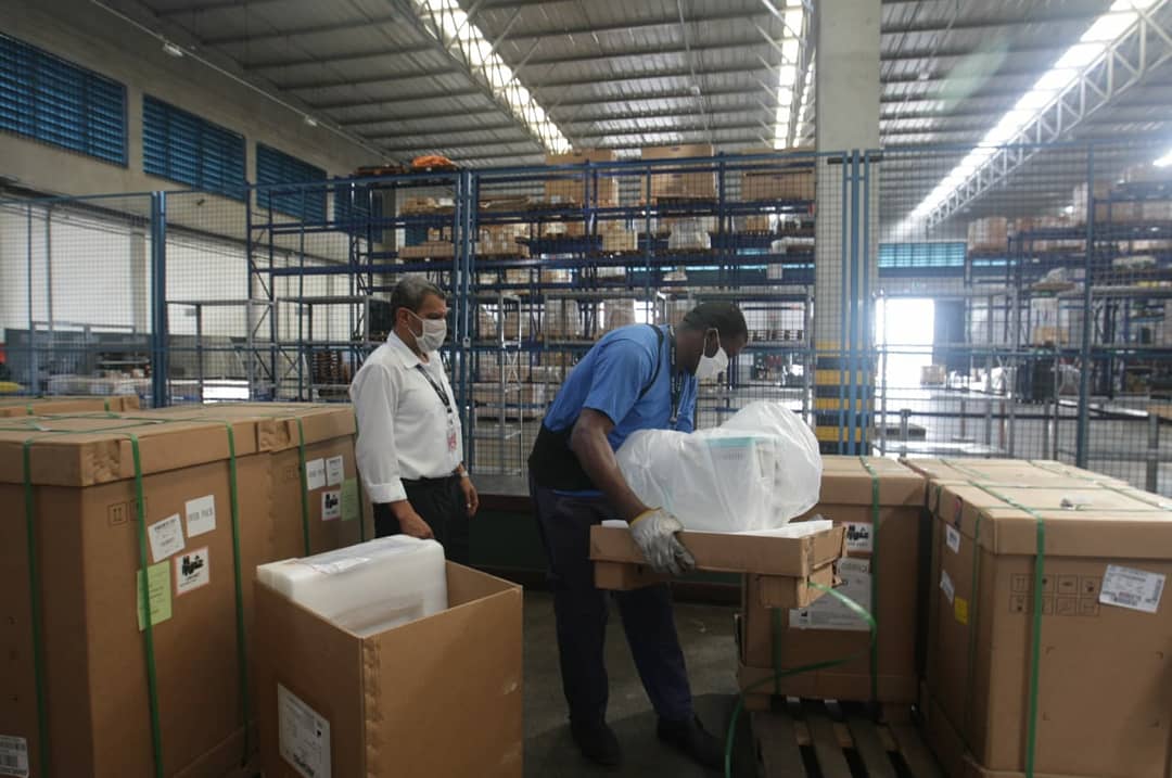 costa_rui's tweet photo. Mais 40 respiradores na Bahia! Os novos equipamentos foram doados pela Fieb e chegam ao Hospital de campanha da Fonte Nova agora à tarde. Meu agradecimento à Federação das Indústrias do Estado da Bahia, que também entrou nesta guerra contra a #Covid19 na Bahia. @SistemaFIEB https://t.co/hgiEWkFkzZ