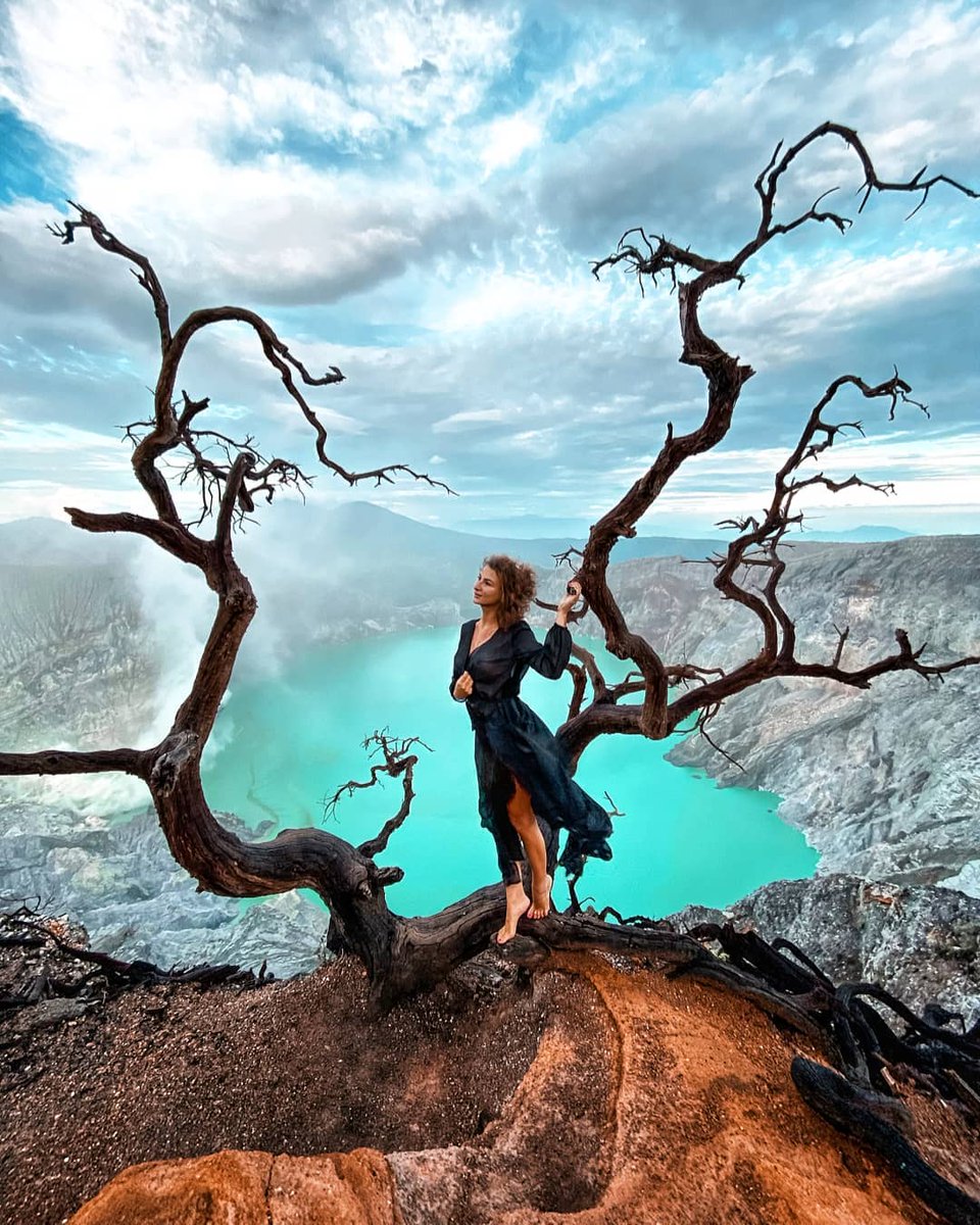 Java_advtrail's tweet photo. The best view of Ijen Crater after the sunrise. The whole sulfuric lake will be seen when the weather is perfect.
#mountijen #ijencrater #kawahijen #trekking #holiday #ijenmountain #bali #ijenvolcano #ijensunrise #bluefire #ijenblueflames #ijenbluefire #sunriseijen #ijenplateau https://t.co/u0AWteAmzk