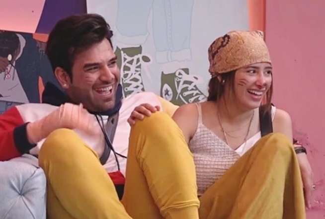  #Robsten  #Pahira  #ParasChabbra  #ParasChhabra  #TheRaddking Hand on knees..