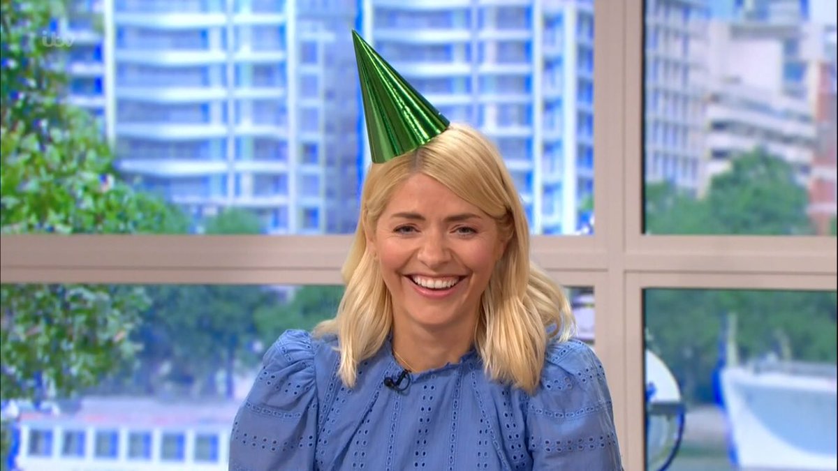 hollywillslove's tweet photo. #partyspirit 🎉 #whenhollysmiles 😂 @hollywills #ThisMorning 2/4 https://t.co/SSt81sjGae
