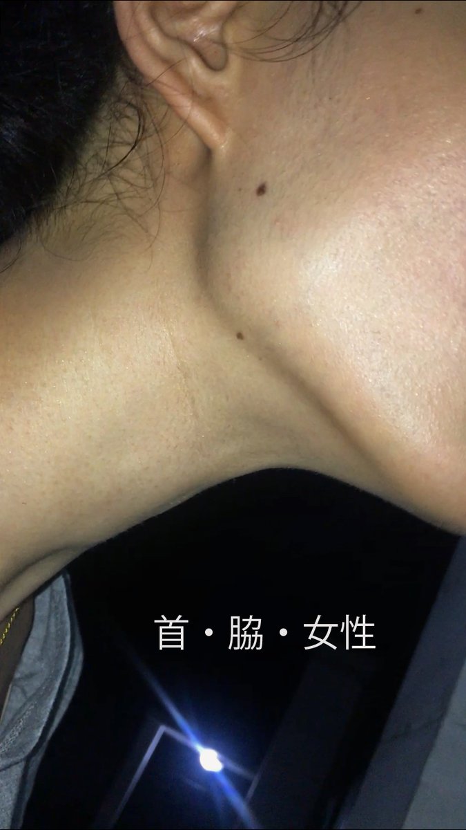 首 脇 女性 のどが発汗している脇も 脇の下 女性の喉