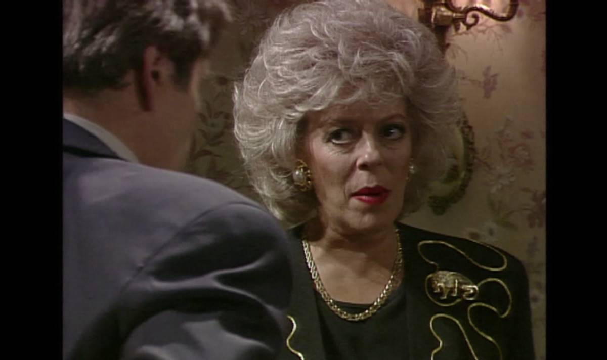 Daily_Express's tweet photo. When did Bet Gilroy leave @itvcorrie? #CoronationStreet #Corrie #betlynch #betgilroy https://t.co/fyx0YecXCj https://t.co/I0lpFva3RU