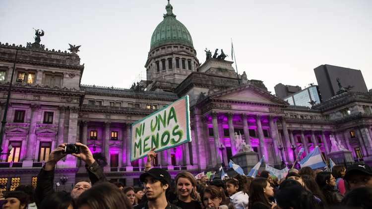futurockOk's tweet photo. ¡Aire para #Segurola!🌈 Hoy se cumplen 5 años de la primera marcha de #NiUnaMenos ✊🏽💚Repasamos la historia del feminismo y sus cuatro olas✨ Hasta las 16 con @juliamengo, @fitomendonca y @NoeliaCustodiou en https://t.co/GDYR6Krpbb 📻 https://t.co/ov5oEGgI57