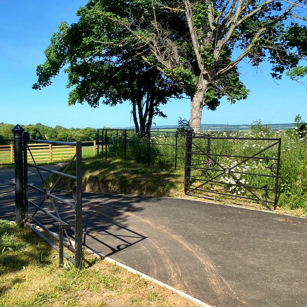 ⭐ENTRANCE GATES⭐

Great photo from last weeks revisit in Berkshire. 
Quadrant Entrance Gates finished with Rutland top end posts. Giving security to the property while not distracting from the view.  

#estategates
#gates
#gatesofinsta
#steelgates
#driveway
#thetraditionalco