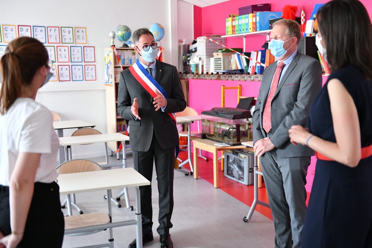 brunepoirson's tweet photo. On a davantage envie de protéger ce que l’on connaît !
Bravo aux élus engagés qui font entrer l’écologie dans les écoles pour que les petits Français apprennent à comprendre et décrypter la nature et le climat. https://t.co/TNAFYW1rwh