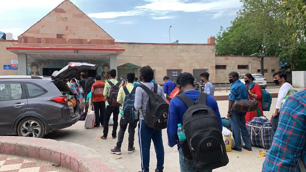 Bhuvan_Bam's tweet photo. Aaj ka update: 2000 water bottles, 3500 ors tetrapacks, 2700 meals, 2000 packets milk, 700 packets biscuits to people boarding trains today. Thanks to #TituTalks Episode 3 and kudos to @Hemkunt_Fdn 🙏🏼 https://t.co/vJnMEb5ZR6