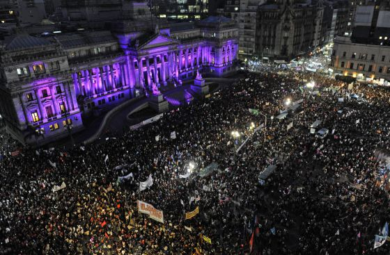 futurockOk's tweet photo. ¡Aire para #Segurola!🌈 Hoy se cumplen 5 años de la primera marcha de #NiUnaMenos ✊🏽💚Repasamos la historia del feminismo y sus cuatro olas✨ Hasta las 16 con @juliamengo, @fitomendonca y @NoeliaCustodiou en https://t.co/GDYR6Krpbb 📻 https://t.co/ov5oEGgI57