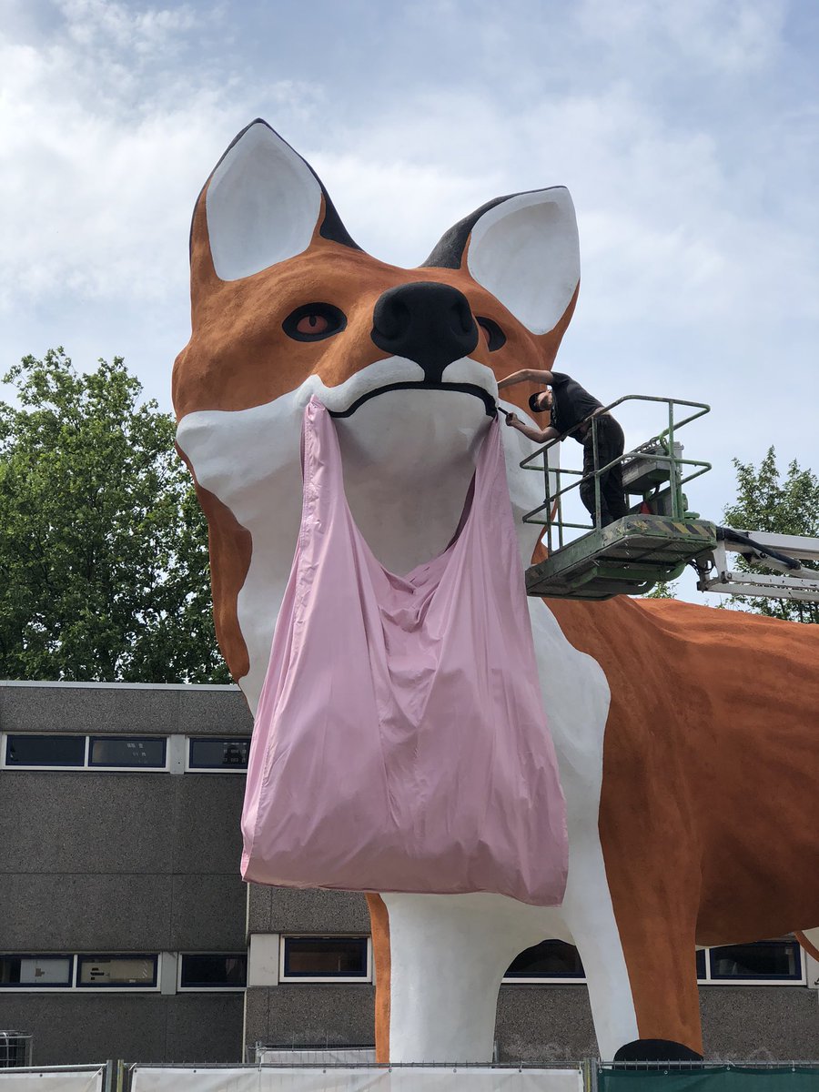 Finishing Fox the amazing #bospoldervos by artist #florentijnhofman in #rotterdam