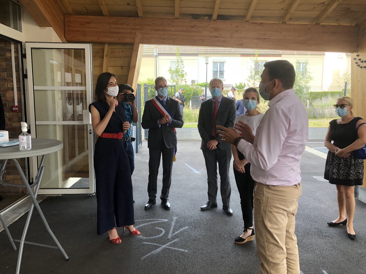 GGarestier's tweet photo. Accueil de Mme la ministre à la transition écologique @brunepoirson à #Maurepas. Visite de la déchèterie @sqy, remerciements aux agents mobilisés. Merci d’avoir reconnu la réussite écologique du groupe scolaire de l’Agiot (matériaux, serres pédagogiques, lutte anti-gaspillage...) https://t.co/ojxjcWKxMi