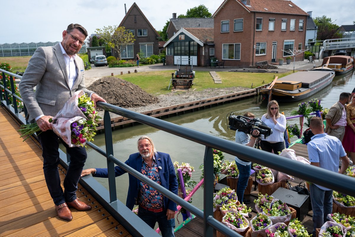 Vanmiddag voer een 🌺🌸🌼 boot met <a href="/rjpbaan/">Rob Baan</a> en tv-presentator Ivo Putman en zijn cameraploeg door #Westland. @BoukeArends nam boeketten in ontvangst voor een Hospice. Op 13 juni op TV bij #deGrotetuinverbouwing #sbs6  

#VarendCorso #sierteelt

ow.ly/fewQ50zXTKR