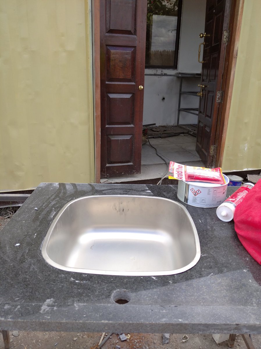 EdarnsLtd's tweet photo. #Container_Home build, (Nrb.,KE.)

#Granite Top | #Kitchenette Installation.

📩 containerspaceske@outlook.com https://t.co/4IwtxTcB2a