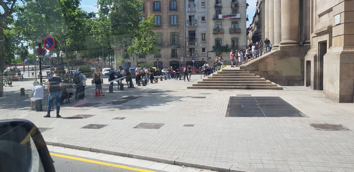 CuinaEmpordanet's tweet photo. 📣 Avui, un cop més, des del col·lectiu La Cuina de l'Empordanet hem aportat el nostre granet de sorra col·laborant amb Arrels Fundació, aportant aliments a persones sense llar i amb dificultat per aconseguir-los 😔 

#cuinadelempordanet #iniciativa #solidaritat #compromís https://t.co/B6X5ohY9Ax